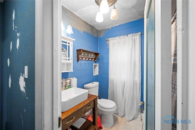4526 Eastway St, Toledo, OH 43612 - bathroom with a shower with curtain, toilet, and vanity