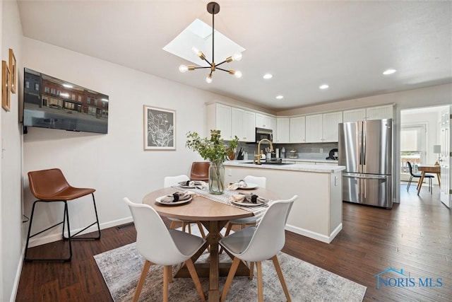 dining room with dark wood-style flooring, recessed lighting, visible vents, an inviting chandelier, and baseboards