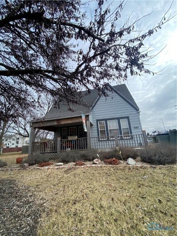 view of front of property featuring covered porch and a front lawn