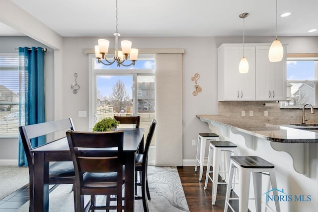 dining area with recessed lighting, a notable chandelier, dark wood finished floors, and baseboards