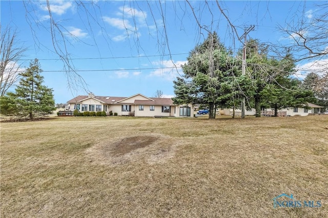 view of front of home featuring a front yard