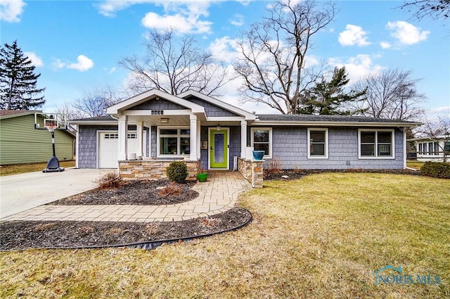 view of front of house with an attached garage, a front lawn, and concrete driveway