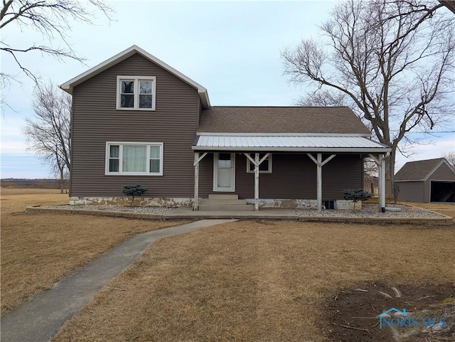 traditional home featuring a front lawn