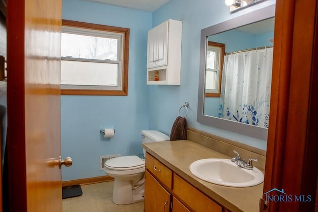 full bathroom featuring curtained shower, visible vents, toilet, vanity, and baseboards