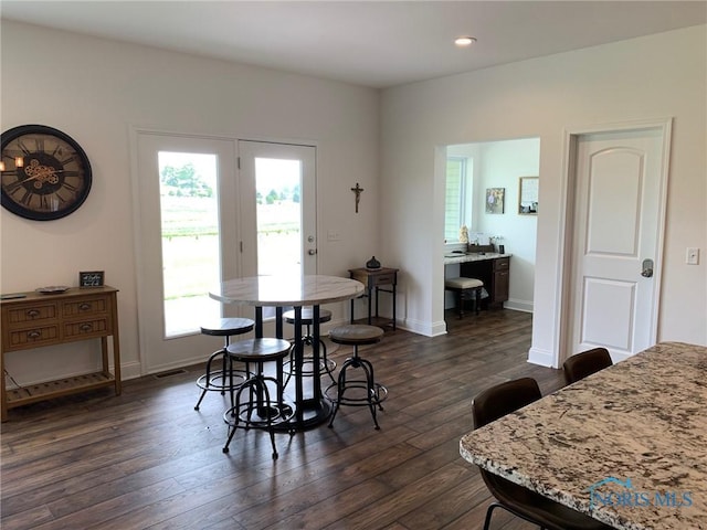 dining area featuring visible vents, baseboards, dark wood finished floors, and recessed lighting