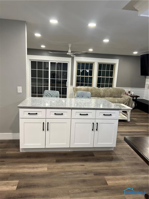 bar with baseboards, a ceiling fan, dark wood-type flooring, and recessed lighting