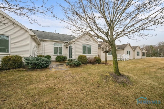 view of front of property with a front yard