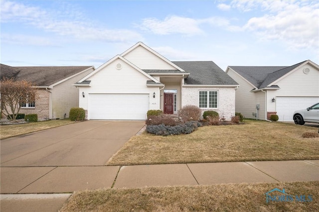 view of front facade featuring driveway and a front yard