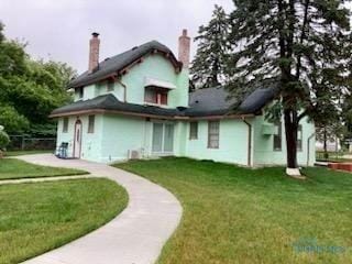 back of house featuring a lawn