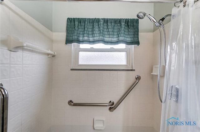 full bath with tiled shower