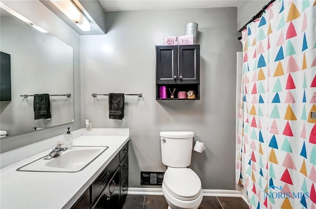 bathroom with toilet, a shower with curtain, baseboards, and vanity