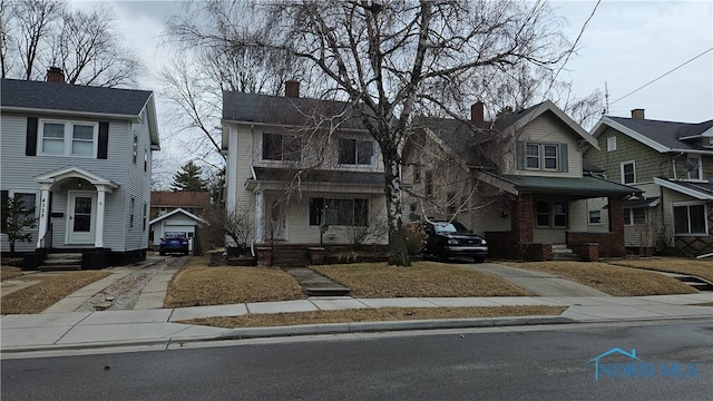 view of front facade with driveway