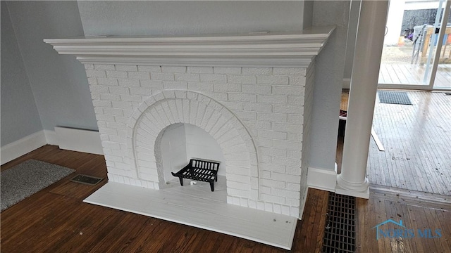 room details featuring wood finished floors, visible vents, and baseboards