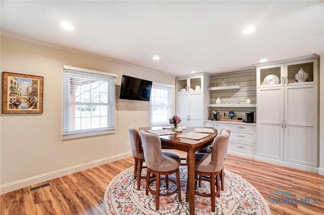 dining room with light wood-style flooring, recessed lighting, visible vents, baseboards, and crown molding