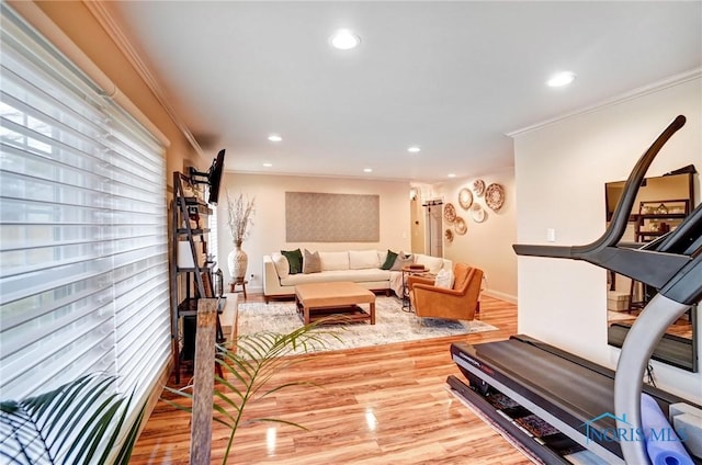 workout room featuring light wood-style floors, recessed lighting, crown molding, and baseboards