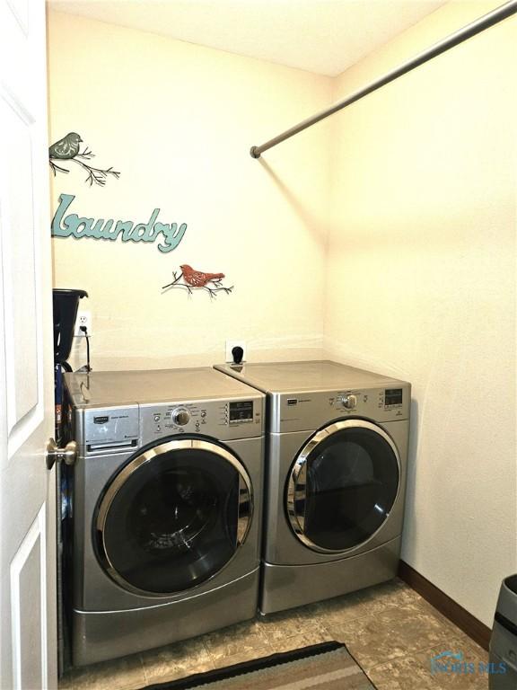 laundry area featuring laundry area, independent washer and dryer, and baseboards