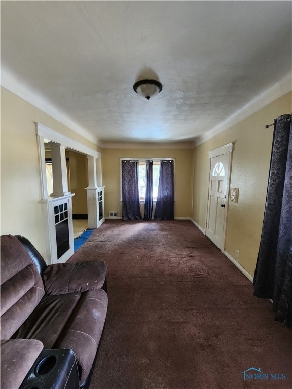 living area featuring carpet, visible vents, and baseboards