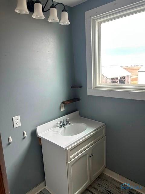 bathroom featuring a notable chandelier and vanity