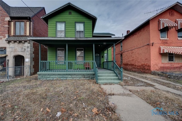 view of front facade with covered porch and fence