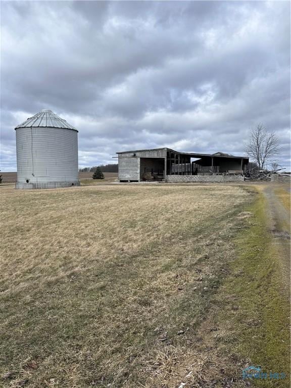 view of pole building with a yard