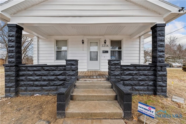 property entrance featuring a porch