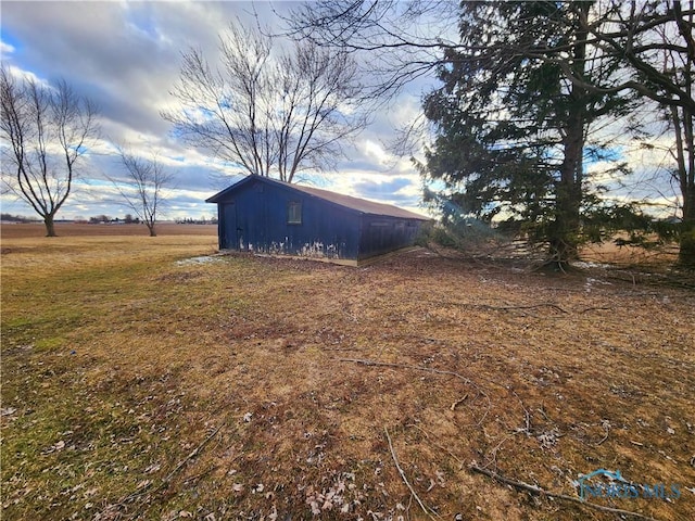 view of yard with an outbuilding