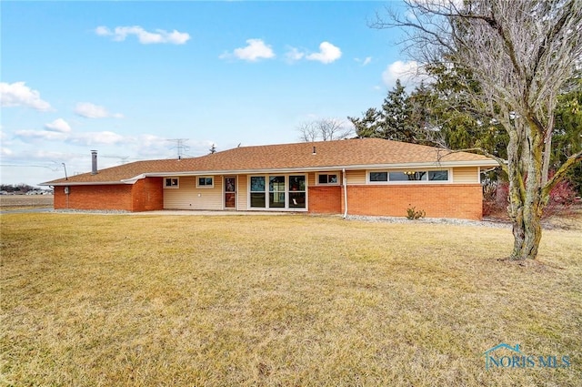 view of front facade featuring brick siding and a front lawn