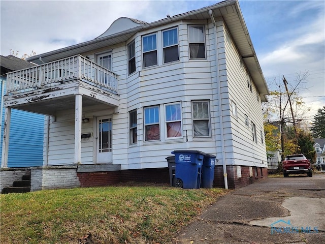 view of front facade with a front yard