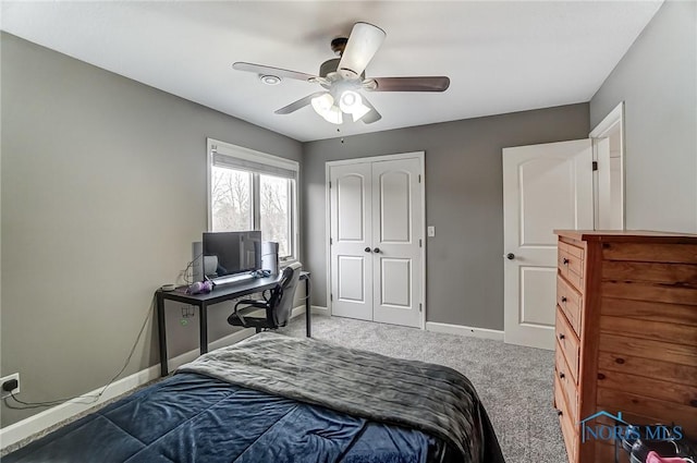 carpeted bedroom featuring ceiling fan, baseboards, and a closet