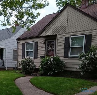 view of front facade with a front lawn