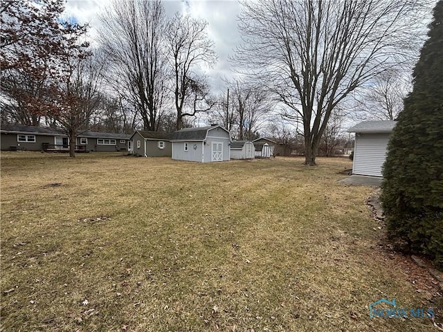 view of yard featuring an outdoor structure