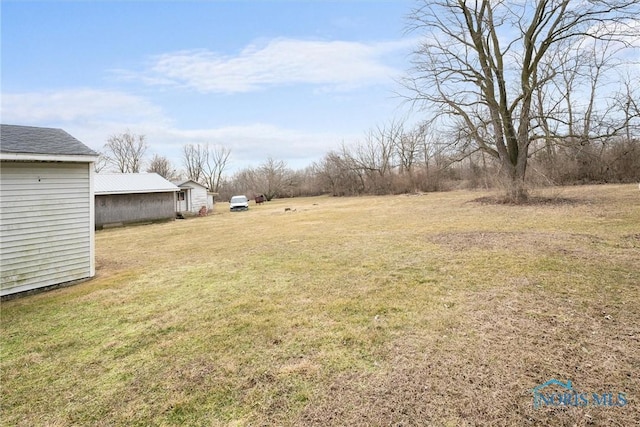 view of yard with an outdoor structure