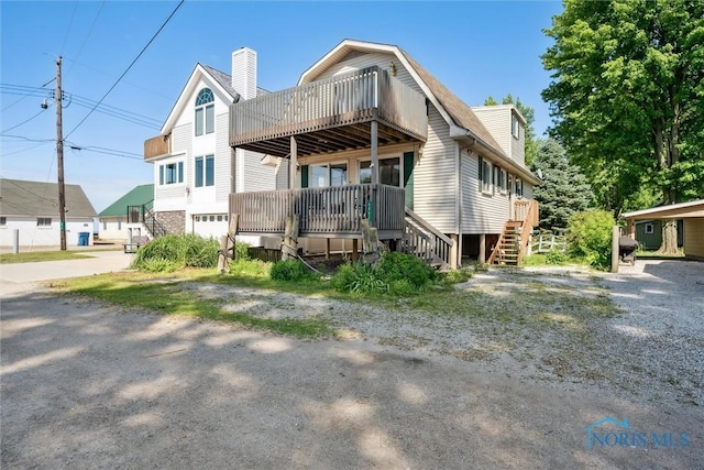 view of front of property featuring driveway