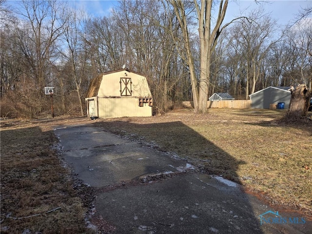 view of yard featuring an outdoor structure and a barn