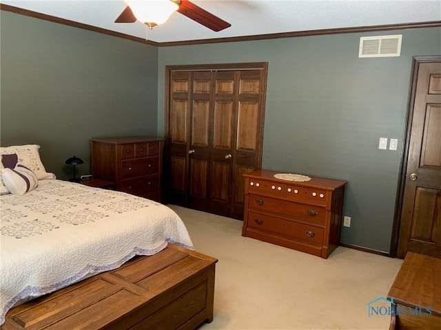 bedroom featuring visible vents, light colored carpet, ceiling fan, and crown molding