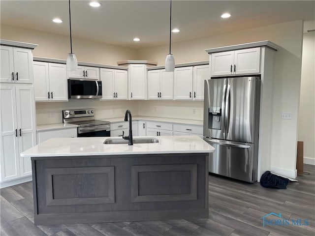 9641 Early Dr, Findlay, OH 45840 - kitchen featuring dark wood finished floors, stainless steel appliances, an island with sink, and a sink