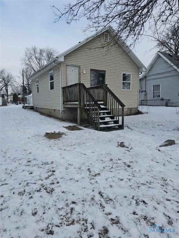 view of front of property with crawl space