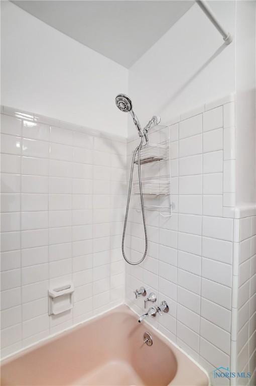 full bath with bathtub / shower combination