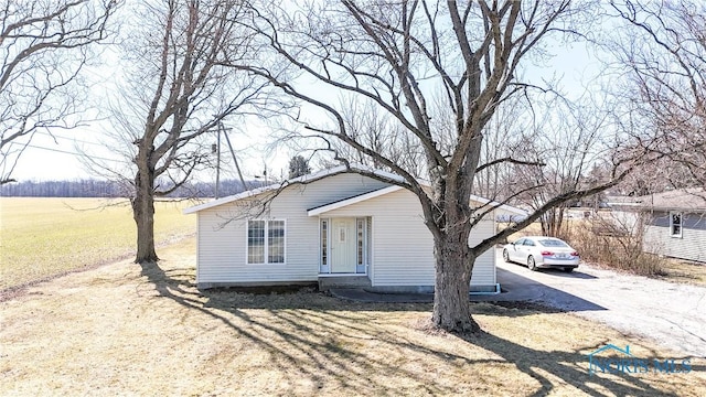 view of front of property featuring a front yard and driveway