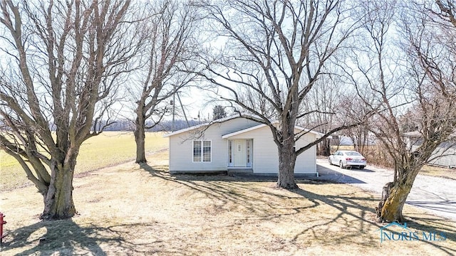 view of front of home with dirt driveway