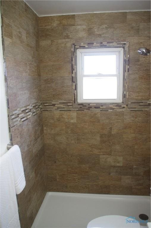 full bath with tiled shower