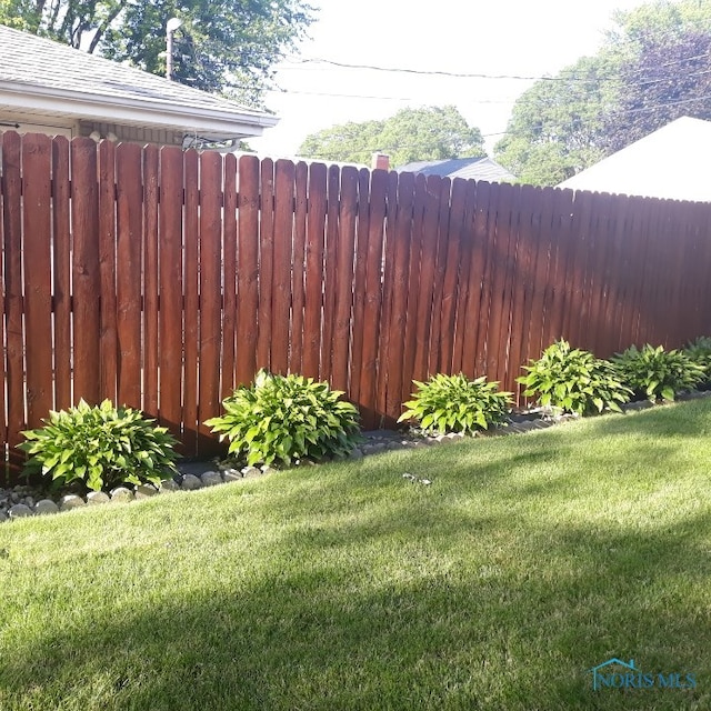 view of yard featuring fence