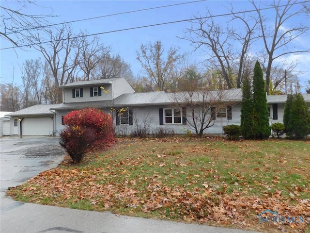 view of front of house featuring a front yard, a garage, and driveway