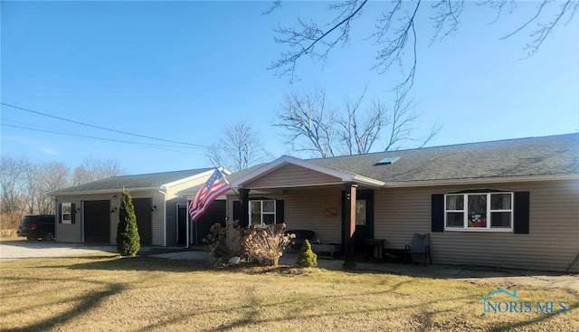 single story home featuring a front lawn and roof with shingles