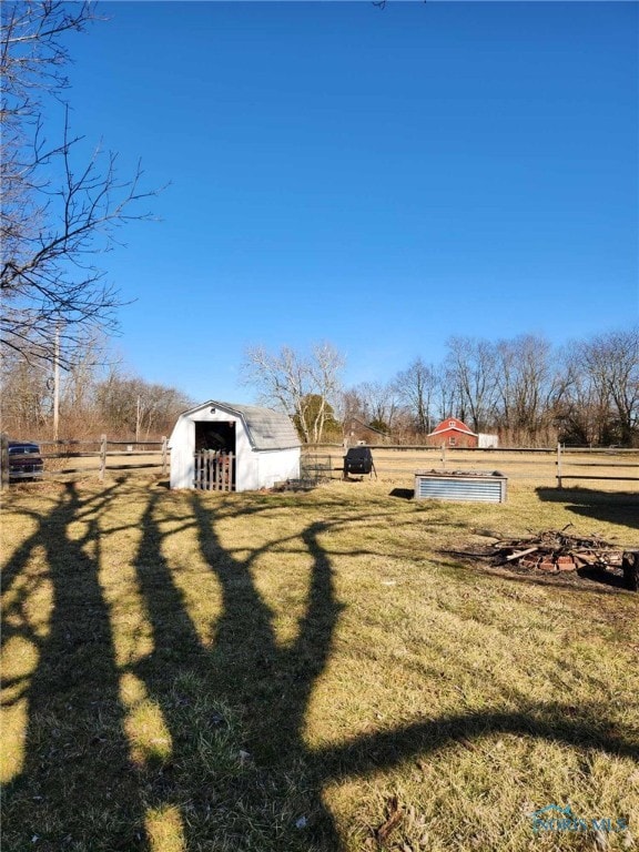 view of yard featuring an outbuilding and fence