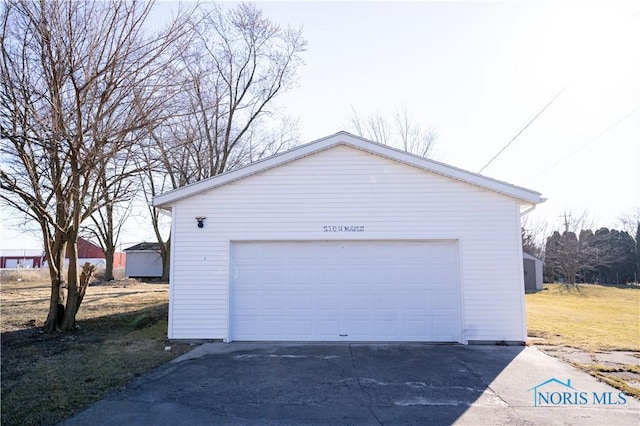view of detached garage