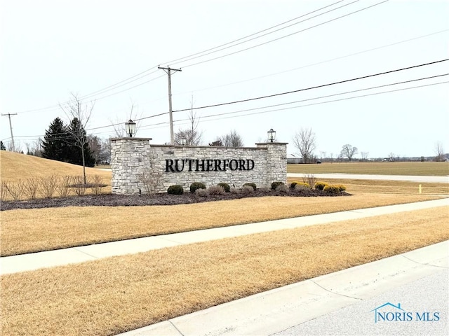 community / neighborhood sign featuring a lawn