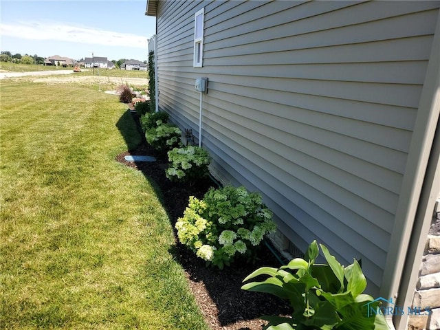 view of side of property featuring a lawn