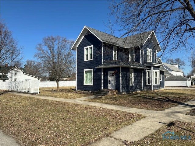 traditional home featuring fence