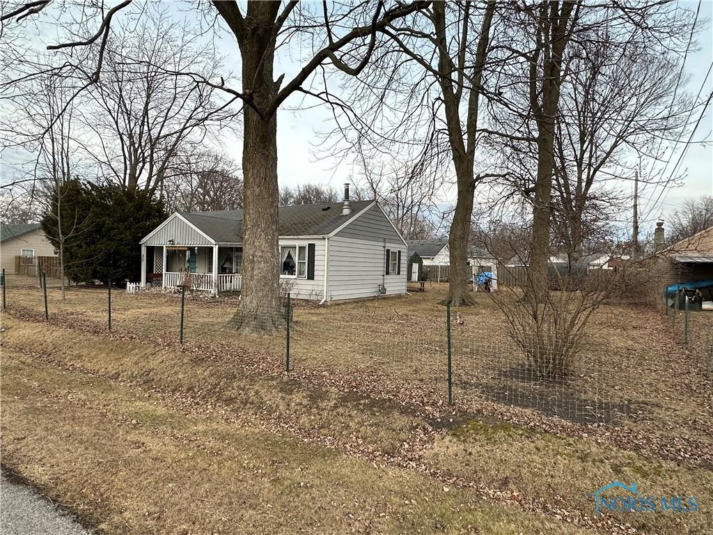 view of front facade with covered porch and fence